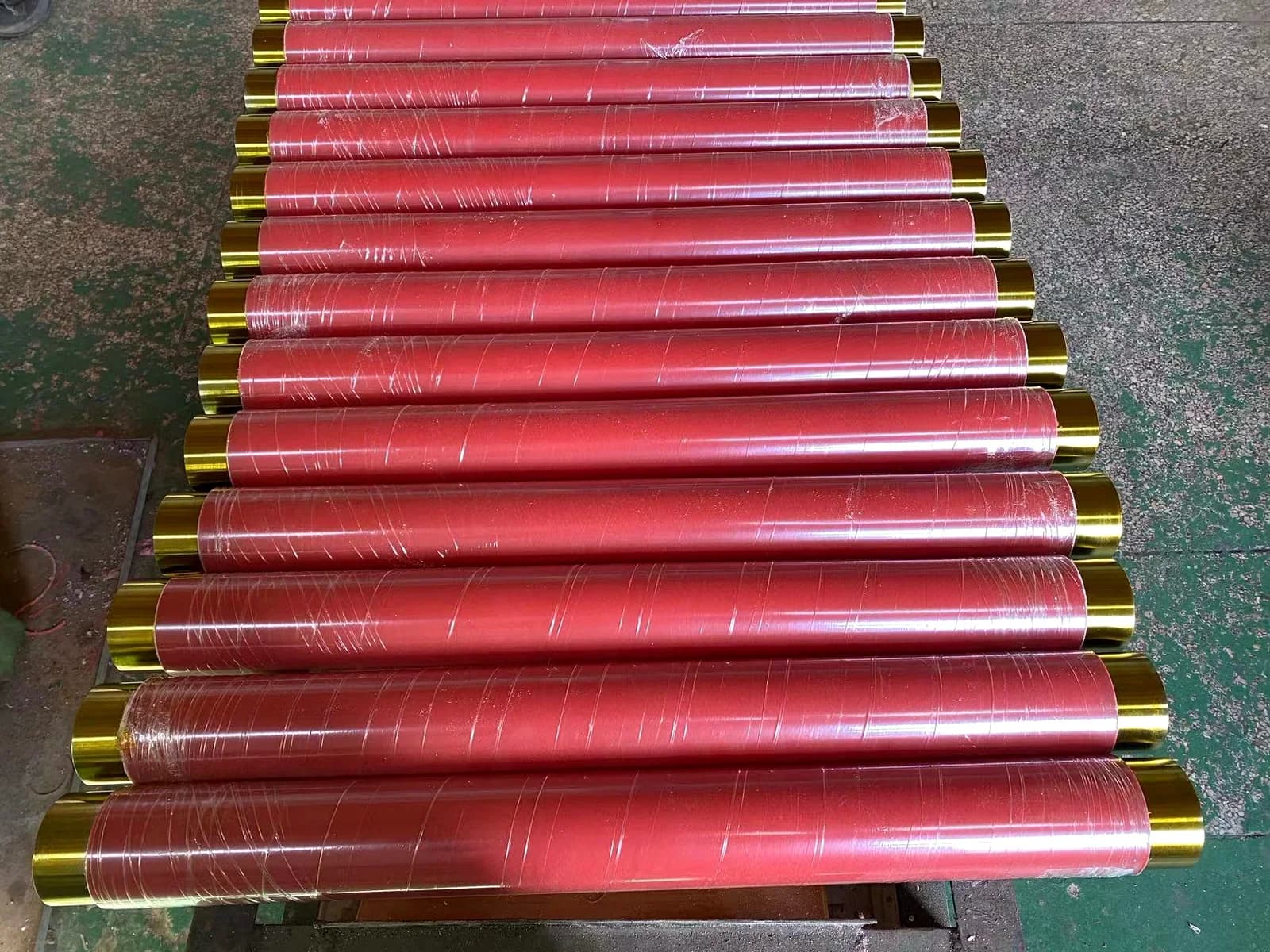 整齐排列的红色工业聚氨酯包胶辊